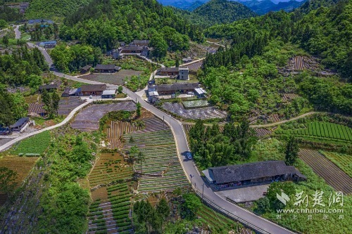 宣恩縣椒園集鎮(zhèn)至鑼圈巖段公路，全長8公里，途經(jīng)椒園村、涼風(fēng)村、鑼圈巖村，該公路建成既有效帶動沿線煙葉等產(chǎn)業(yè)發(fā)展，又是曜天眼景區(qū)的