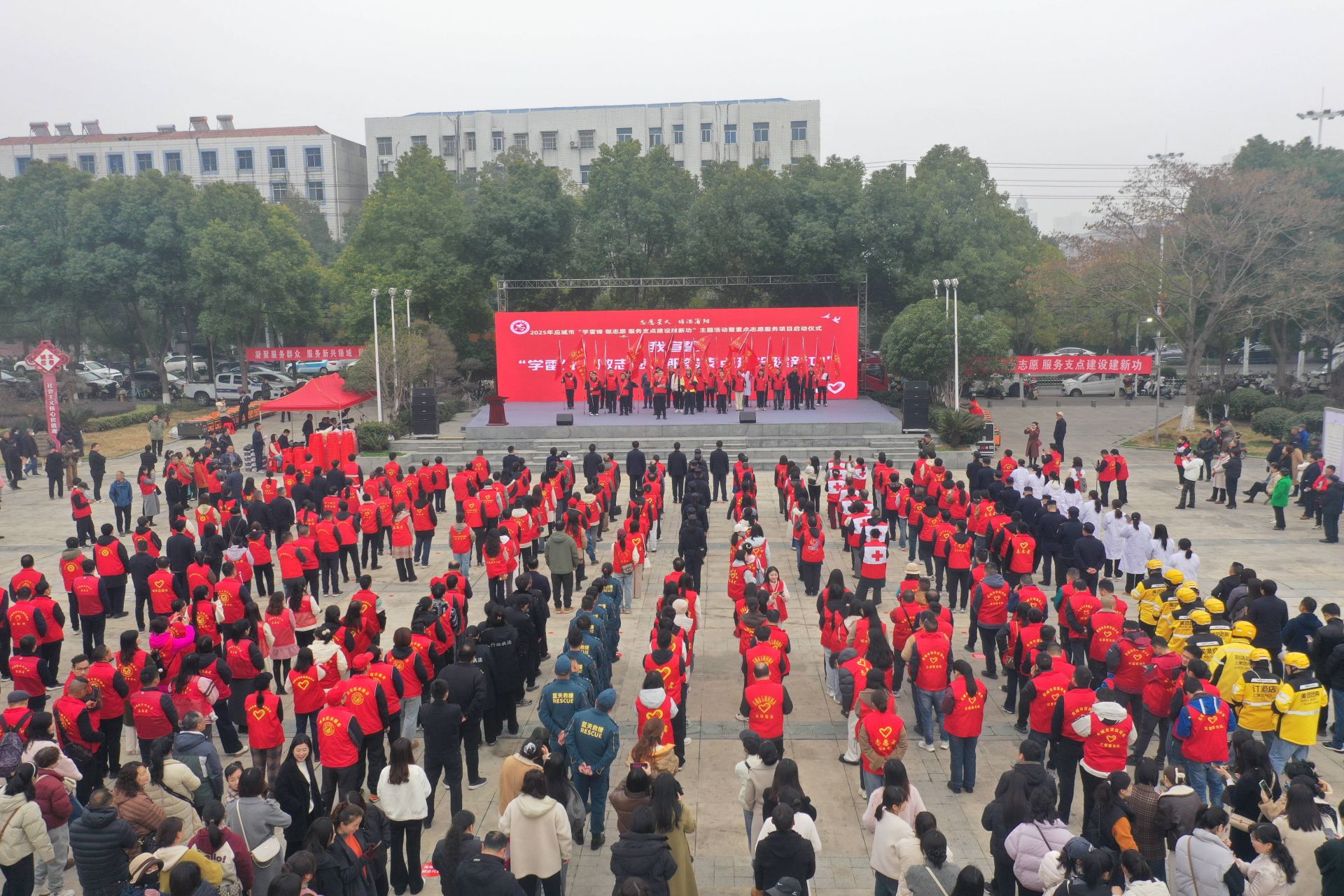 活動(dòng)現(xiàn)場(chǎng)，還舉行了新就業(yè)志愿服務(wù)隊(duì)授旗儀式  孫縉攝.jpg.jpg